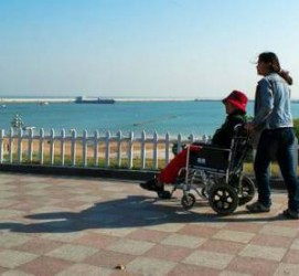 绵阳八旬老人推轮椅带老伴游中国(为了方便推轮椅带老伴出门)